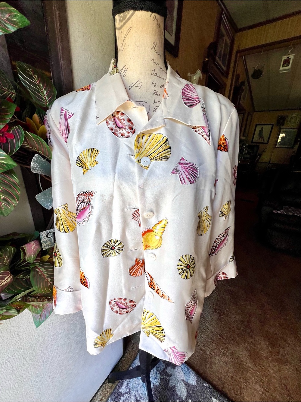 Women’s vintage Silkland sea shell print 100% silk button front blouse.
